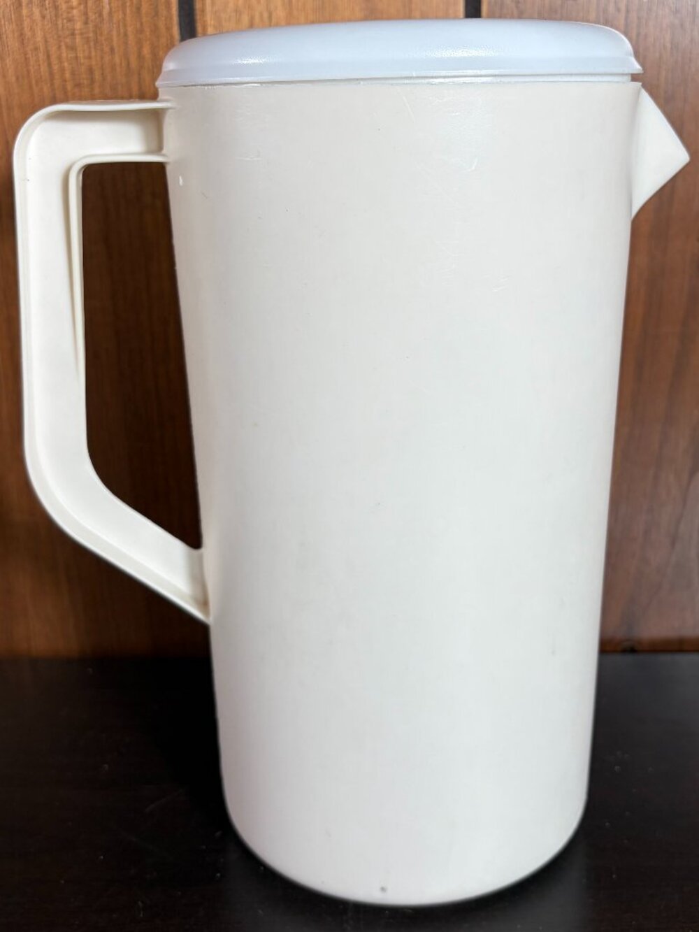 Vintage Rubbermaid 2-1/4 2.25 Quarts Drink Juice Tea Pitcher in Almond, with Lid